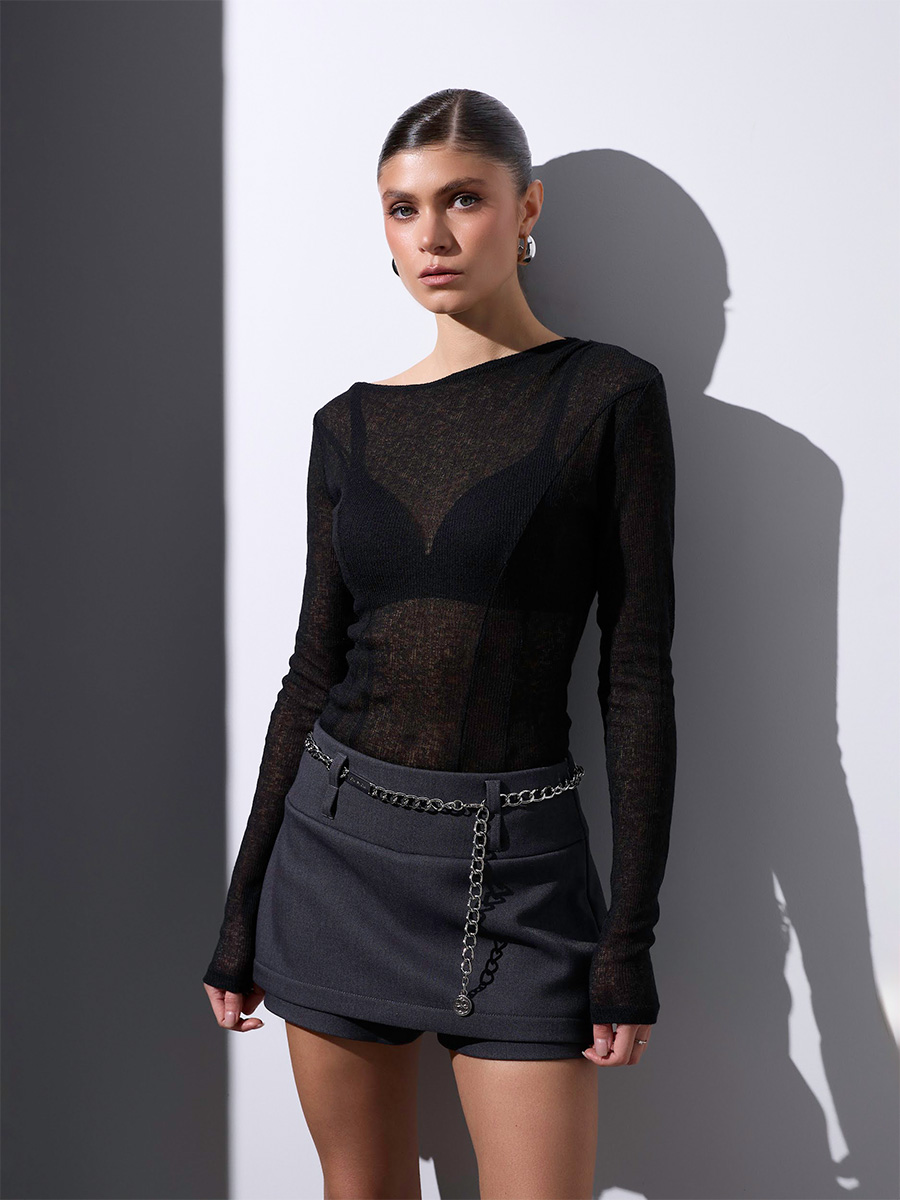 Лонгслів чорного кольору зі збіркою на плечі 1